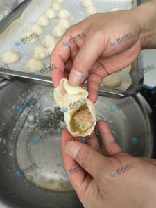 現(xiàn)場給客戶做灌湯包，效果滿意！